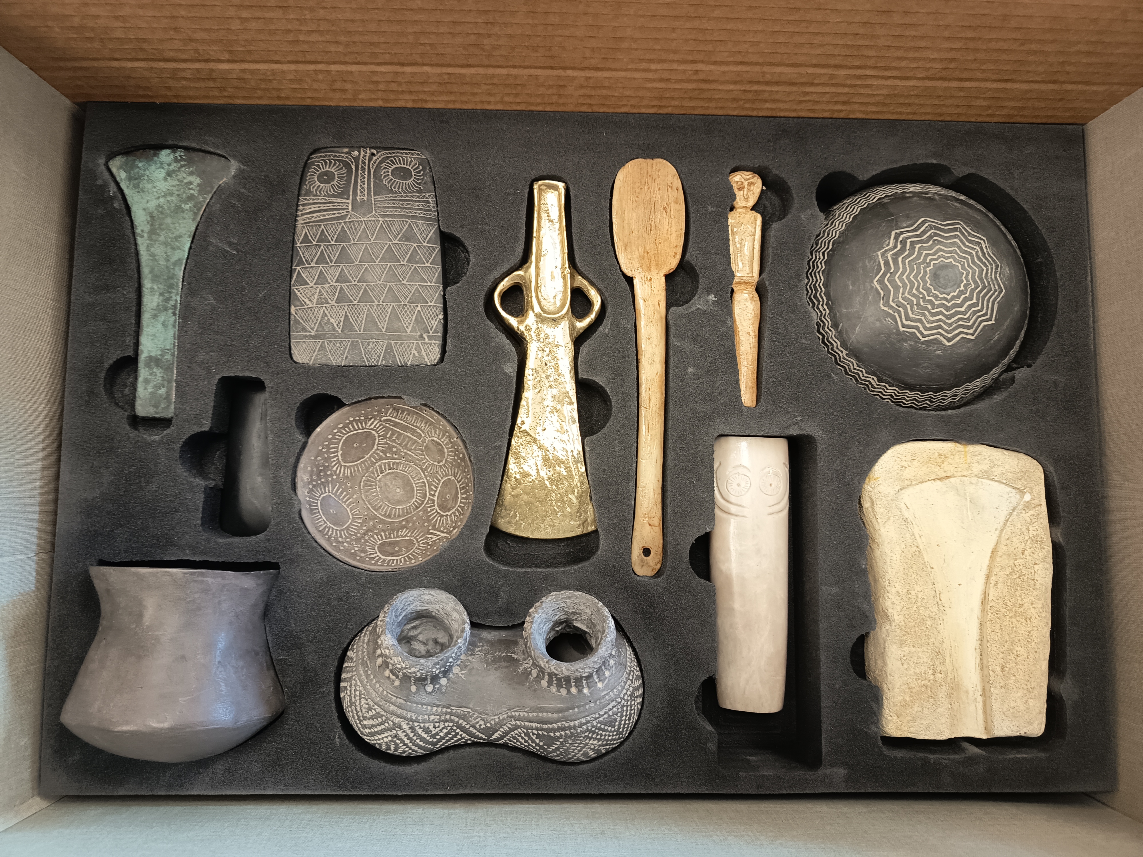 Los alumnos de 1ºESO del instituto aprenden con su profesora de Historia, cómo eran los utensilios y adornos de la Prehistoria. 